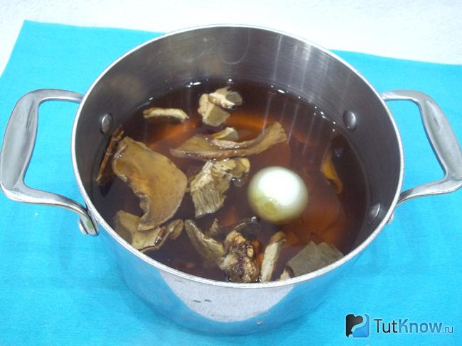 Грибы залиты рассолом