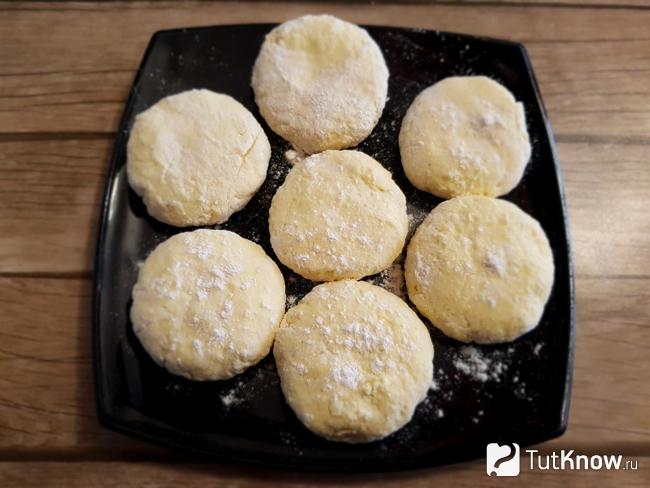 Формируем сырники из теста
