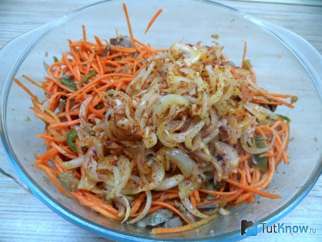 Высыпаем лук на смесь мяса и овощей