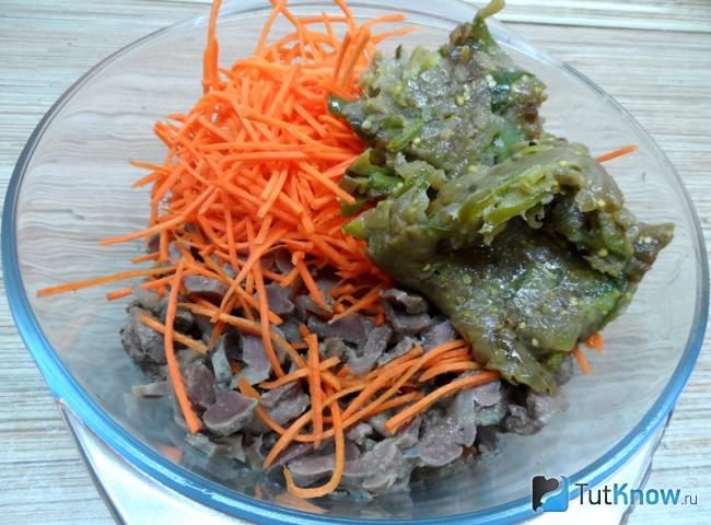 Добавляем морковь и баклажаны к куриным желудкам