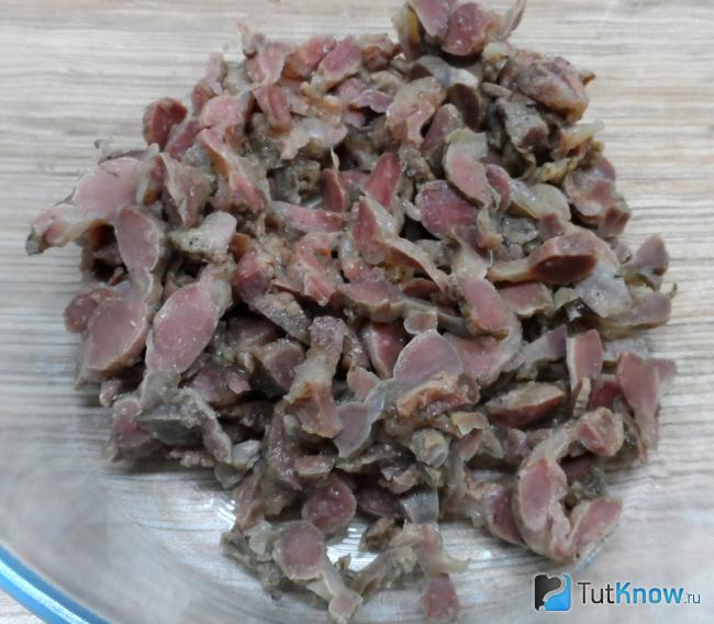 Нарезаем куриные желудки