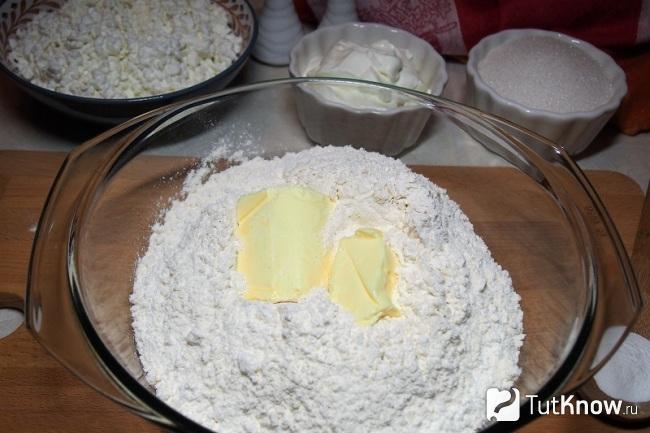 Растираем сливочное масло с мукой