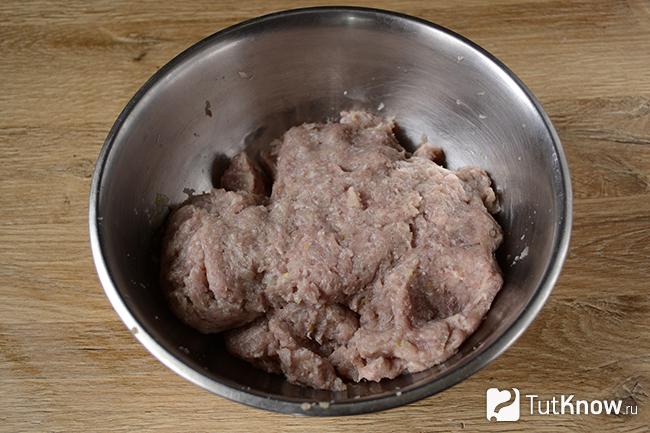 Фарш из мяса и лука в миске