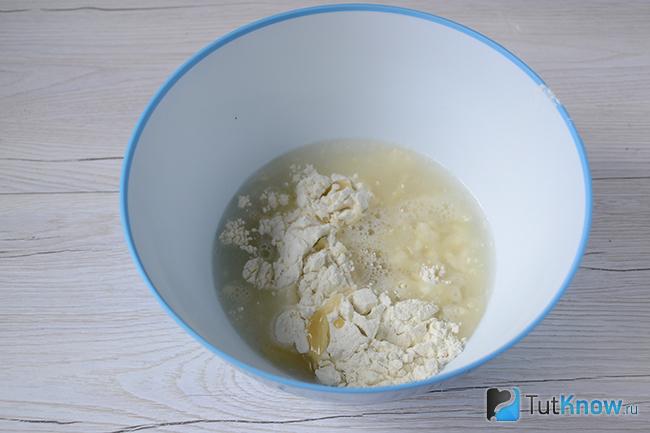 Добавление кипятка в миску с мукой и маслом