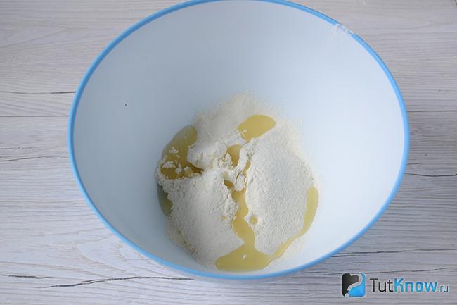 Миска с просеянной мукой и растительным маслом