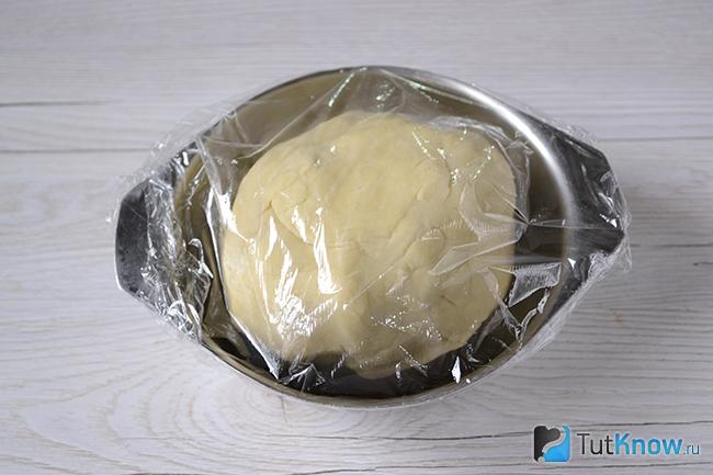 Шар из теста, обмотанный пищевой плёнкой