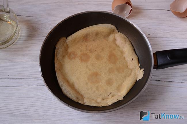 Готовый блин на сковородке