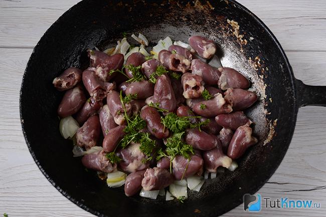 Сердечки пожарить на сковороде с луком. Куриные сердечки на сковороде. Жареные куриные сердечки на сковороде. Приготовить куриные сердечки на сковороде. Куриные сердечки на сковороде с луком.