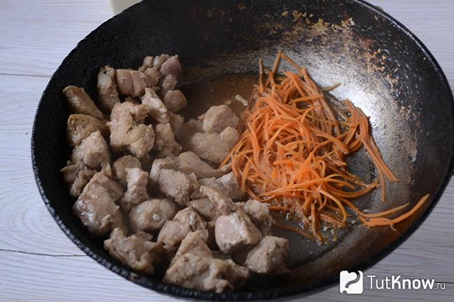 Тёртая морковь на сковороде