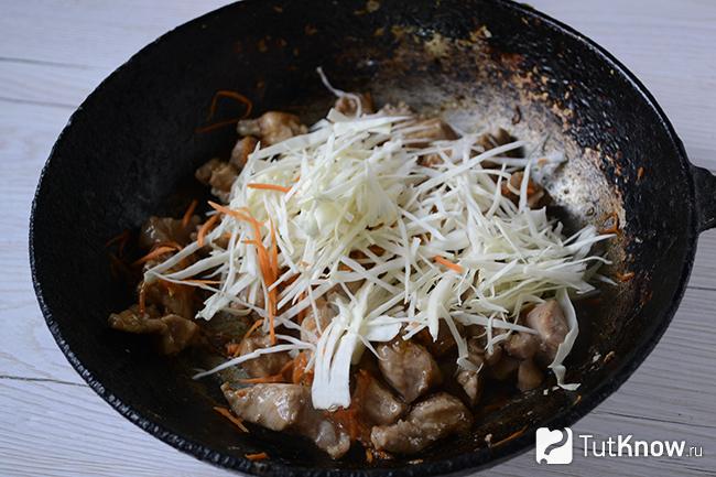 Добавление капусты к мясу и моркови