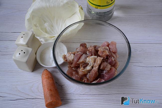 Кусочки свинины в прозрачной пиале