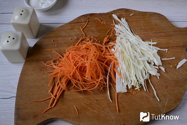 Натёртая морковка и порезанная капуста