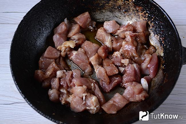 Куски свинины на сковороде