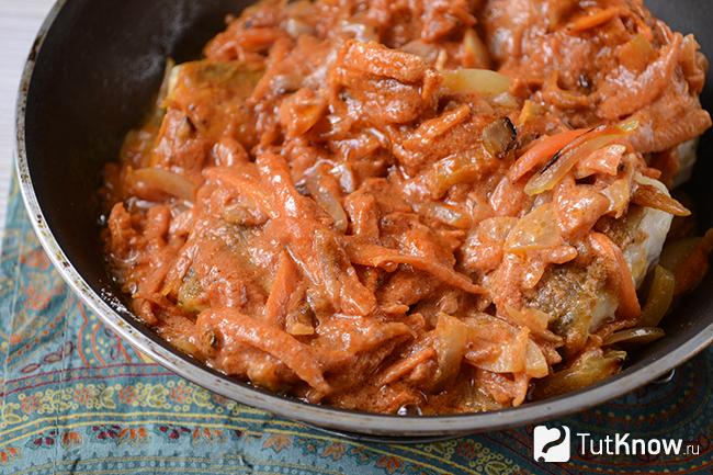 Овощи и хек в одной сковородке
