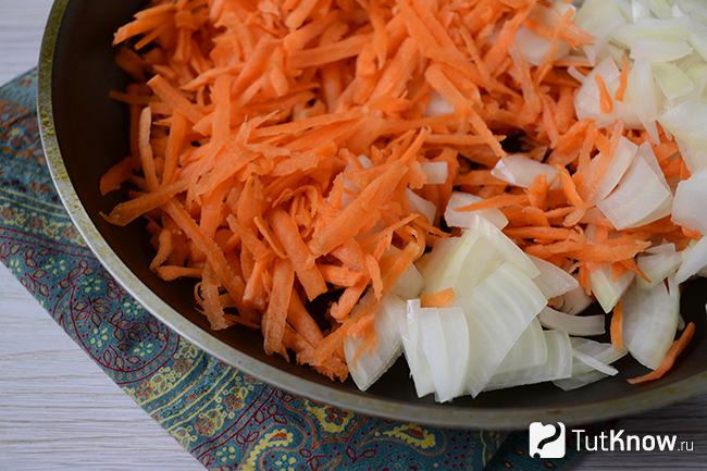 Морковка и лук на сковородке