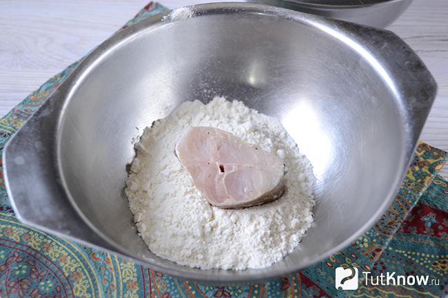 Кусочки хека покрываются мукой