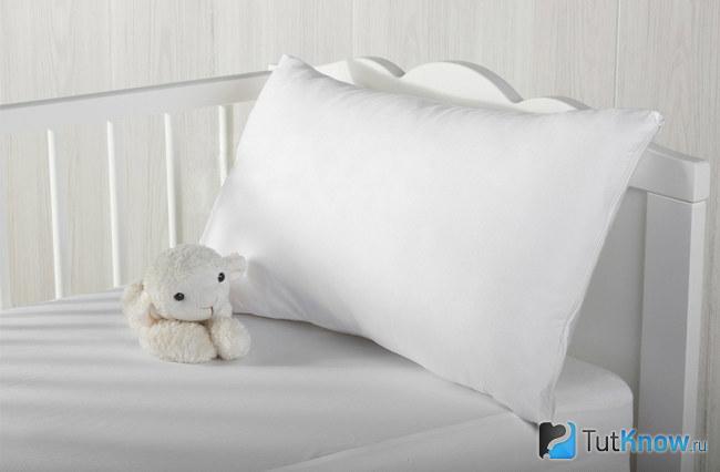 Белая подушка на детской кровати