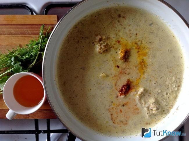 Заливаем ореховым соусом курицу