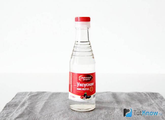 Бутылка с уксусной кислотой