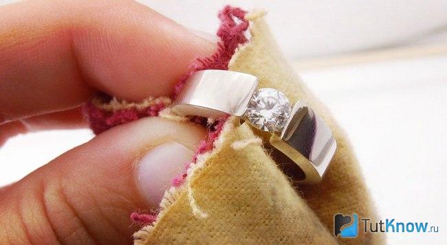 Чистка серебряного кольца с камнем