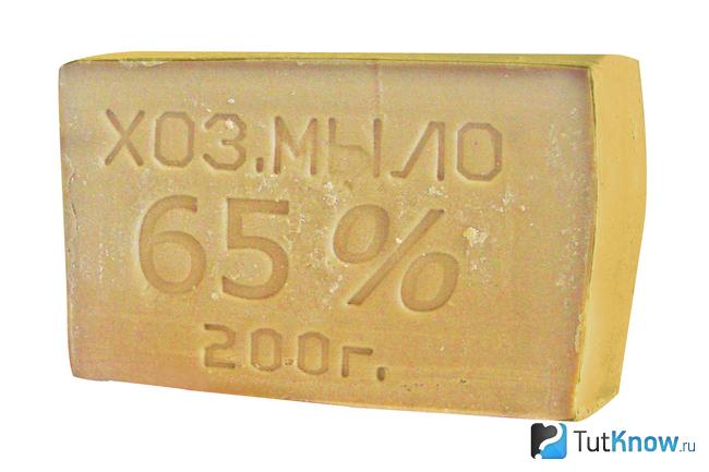 Кусок хозяйственного мыла крупным планом