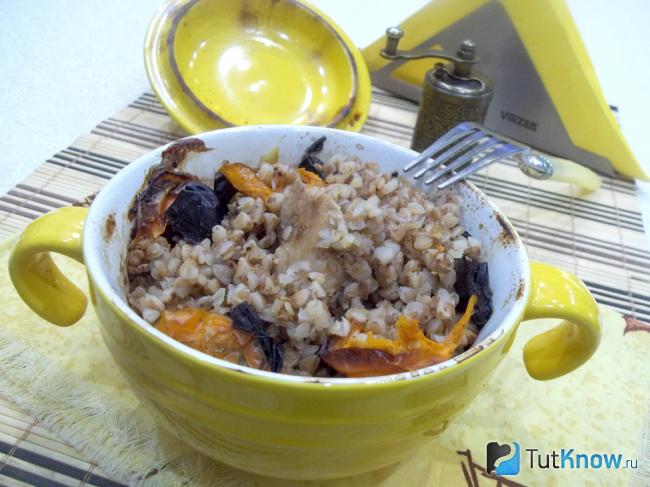 Готовая гречка с мясом, помидорами и черносливом в духовке