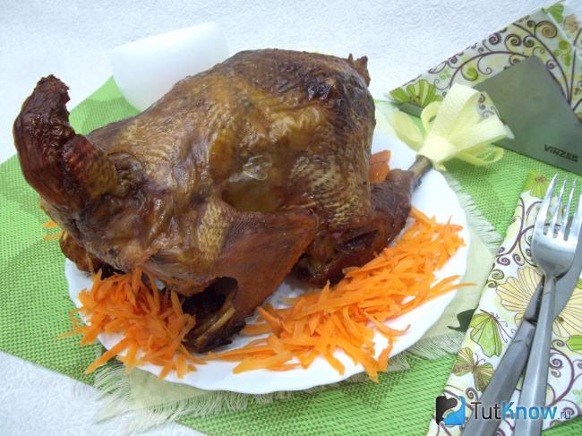 Готовая курица с морковью и чесноком в духовке