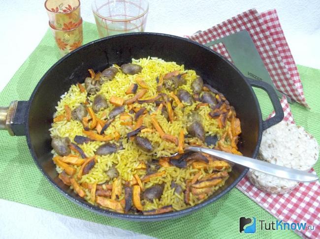 Готовый плов с сердечками на сковороде