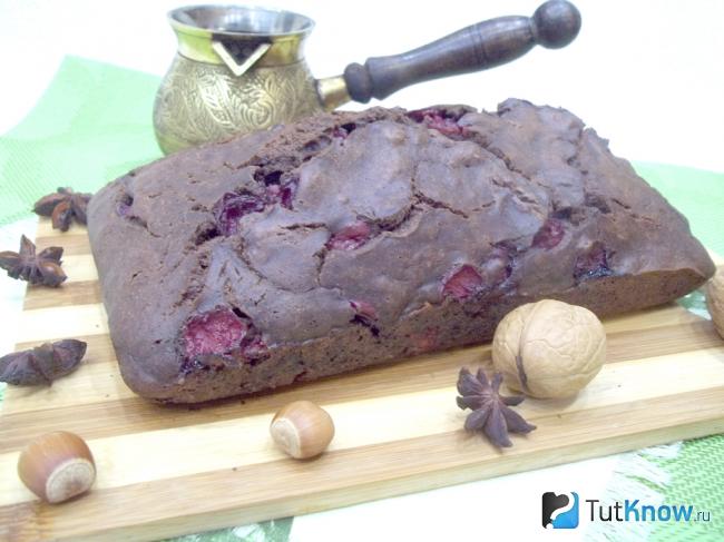 Готовый шоколадный кекс на молоке с вишнями