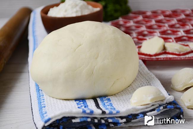 Шар готового теста на кухонном полотенце