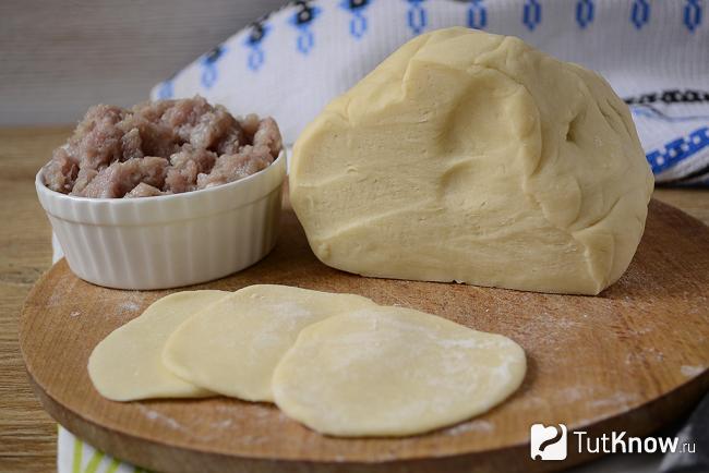Тесто на кефире для пельменей и вареников на кухонной дощечке