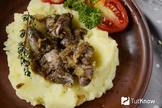 Приготовленные куриные сердечки крупным планом