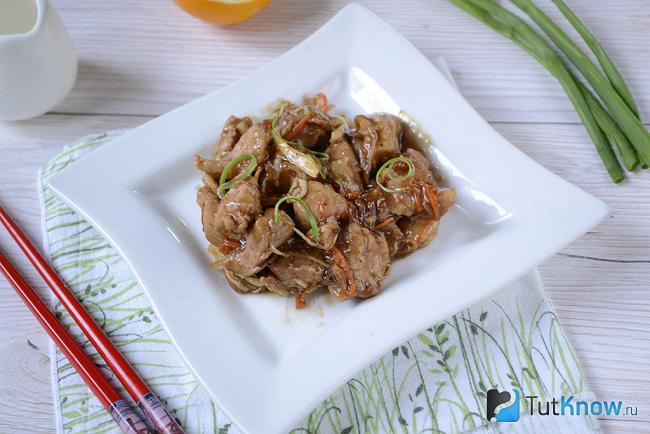 Готовая порция свинины по-китайски с морковкой и капустой