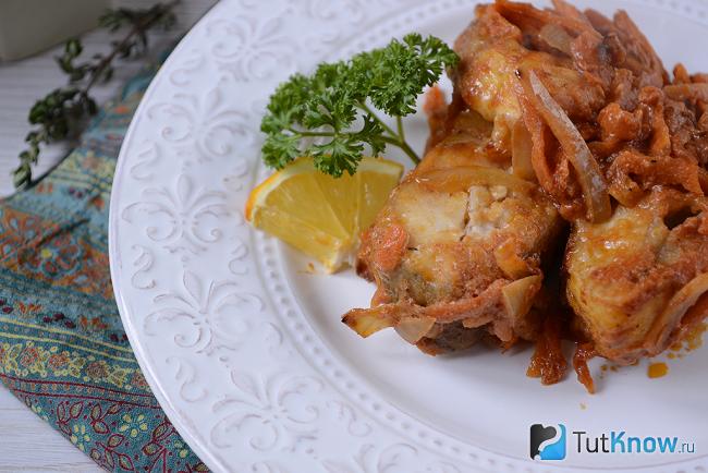 Порция хека под овощной шубкой крупным планом