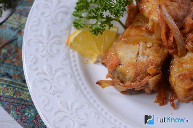 Кусочек хека под овощной шубкой и долька лимона
