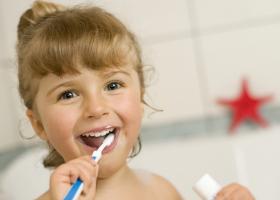 Как правильно и когда начинать чистить зубы ребенку