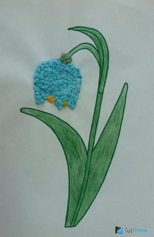 Голубой цветок из салфеток и нарисованный стебель