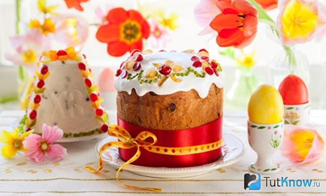Пасхальный кулич, обмотанный лентой