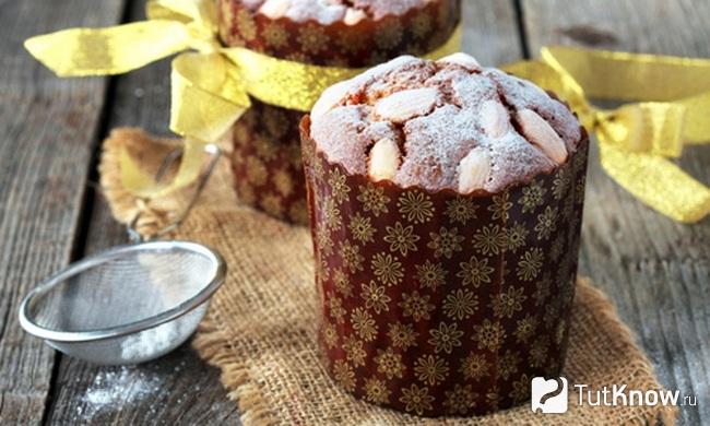 Два обмотанных пасхальных кулича