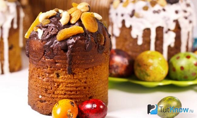 Пасхальный кулич, покрытый шоколадом и орешками
