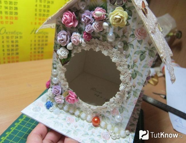 Декорирование домика цветками из атласных лент