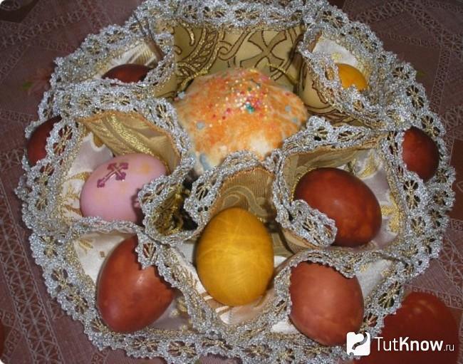Пасхальный кулич на красивой салфетнице