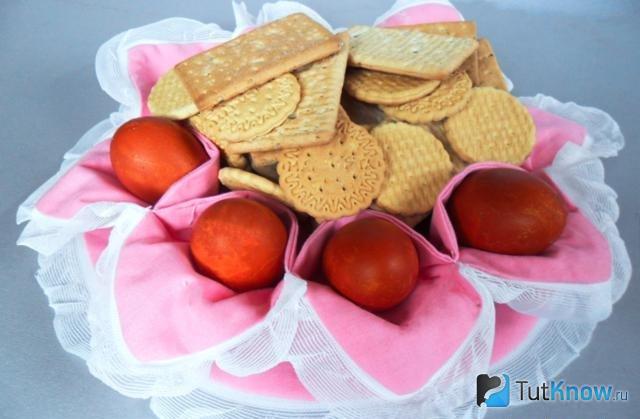 Пасхальные яйца и печенье на красивой подставке