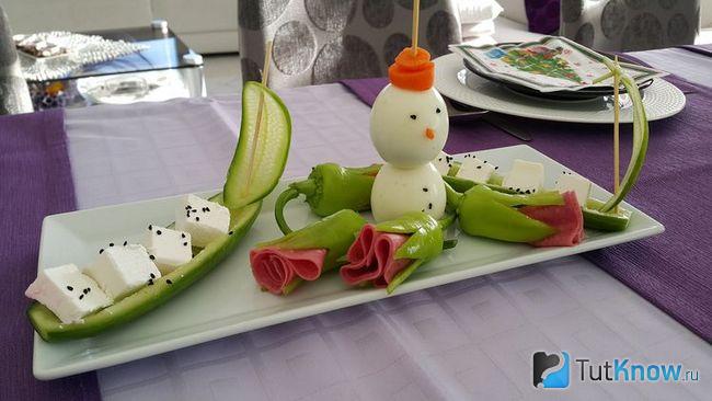 Цветы из колбасы и снеговик из куриных яиц