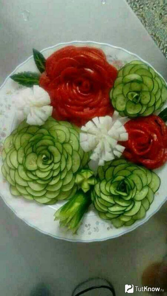 Цветы из огурцов и помидор на тарелке