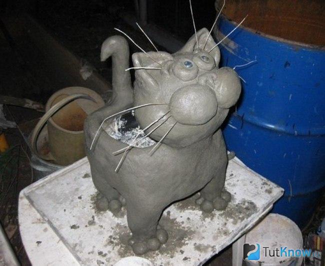 Серый кот из пластиковых бутылей