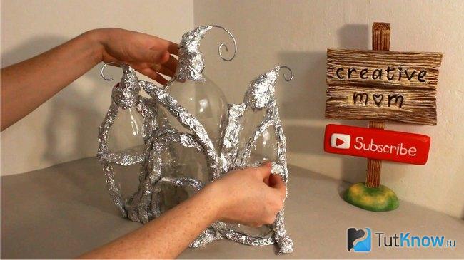 Проволоки выходят из бутылок