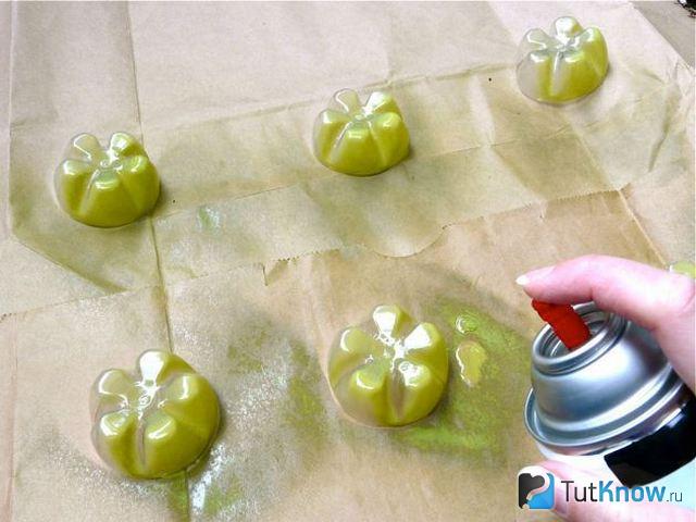 Окрашивание отрезанных пластиковых донышек