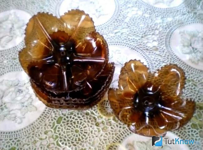 Нарезанные донышки пластиковых бутылок