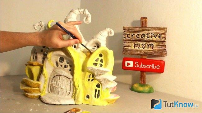 Нанесение жёлтой краски на домик